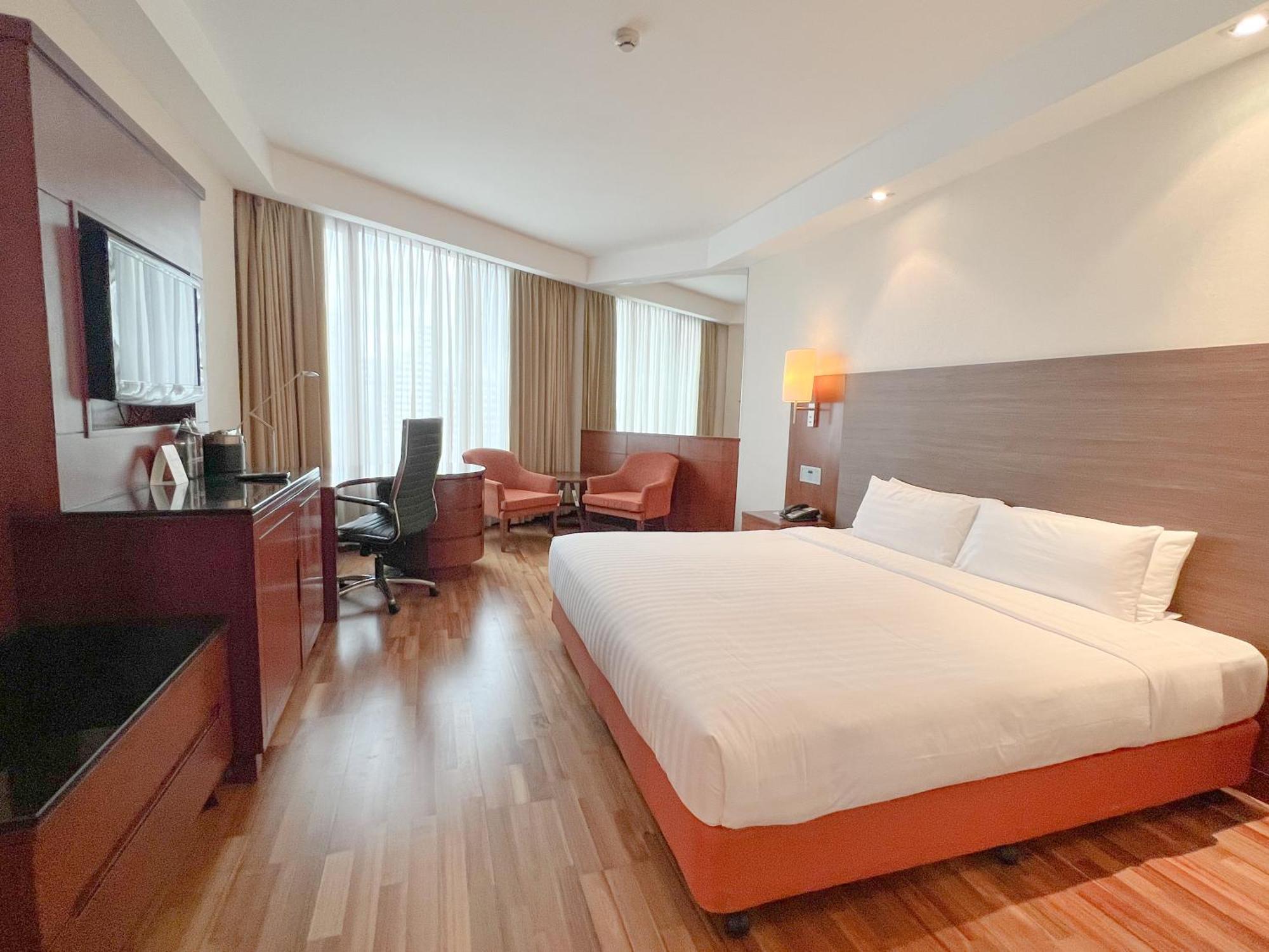 Rembrandt Hotel And Suites Sha Plus Certified Банкок Екстериор снимка